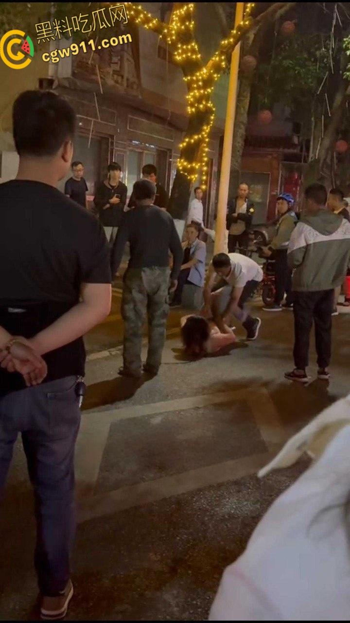 顶级渣女翻车！湖北恩施一女子谈恋爱为由，连买的车都骗去卖了，最后被男子脱光在大街上殴打！-2