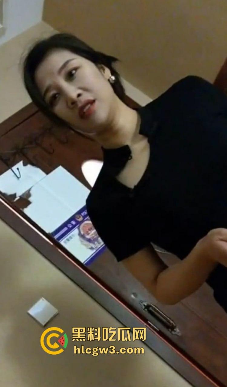 398找技师打飞机 98号人妻少妇手活太绝几下就弄出来 周末了瓜友们加油站安排上了吗？-3