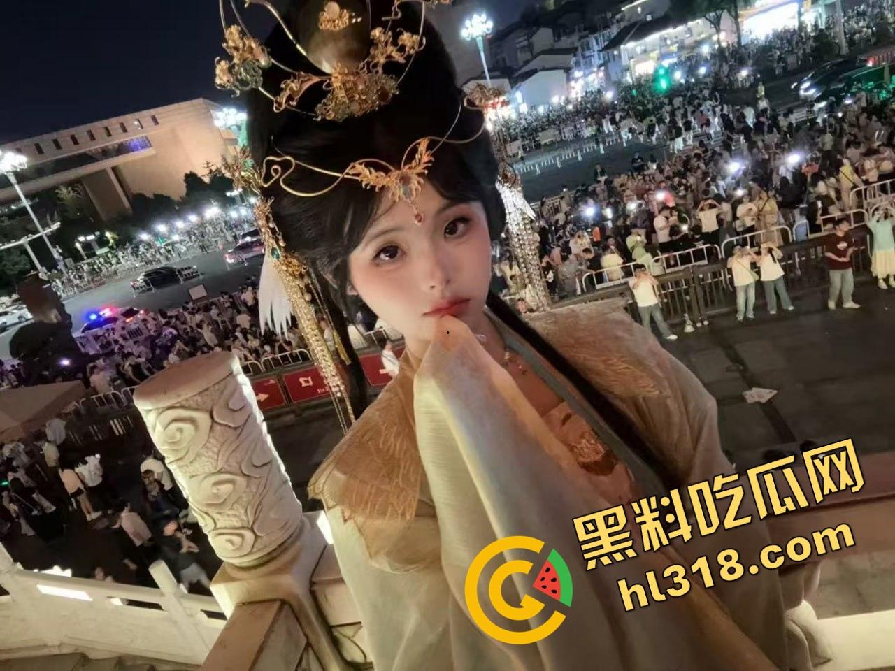 万物皆可插的骚逼女人性欲高到没天理，家里啥都能插，梳子拿来当鸡巴，自己玩得高潮喷水！-8