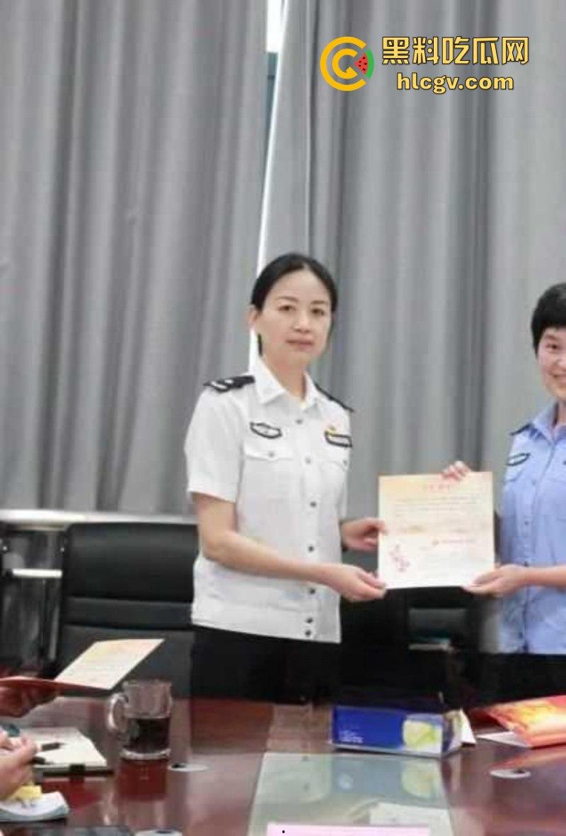 湖北省宜昌市公安局女局长【郑兴华】上厕所被前夫大胆偷拍 美臀鲍鱼清晰露出!-1