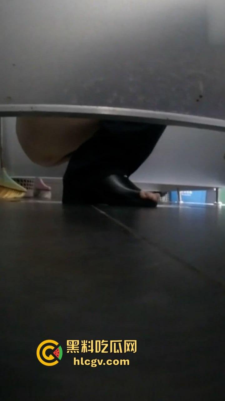 湖北省宜昌市公安局女局长【郑兴华】上厕所被前夫大胆偷拍 美臀鲍鱼清晰露出!-8