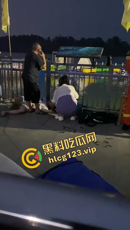 重庆网红【烈阳】摩托艇玩脱了丧命，母亲崩溃瘫倒，生前文案像预告？-12