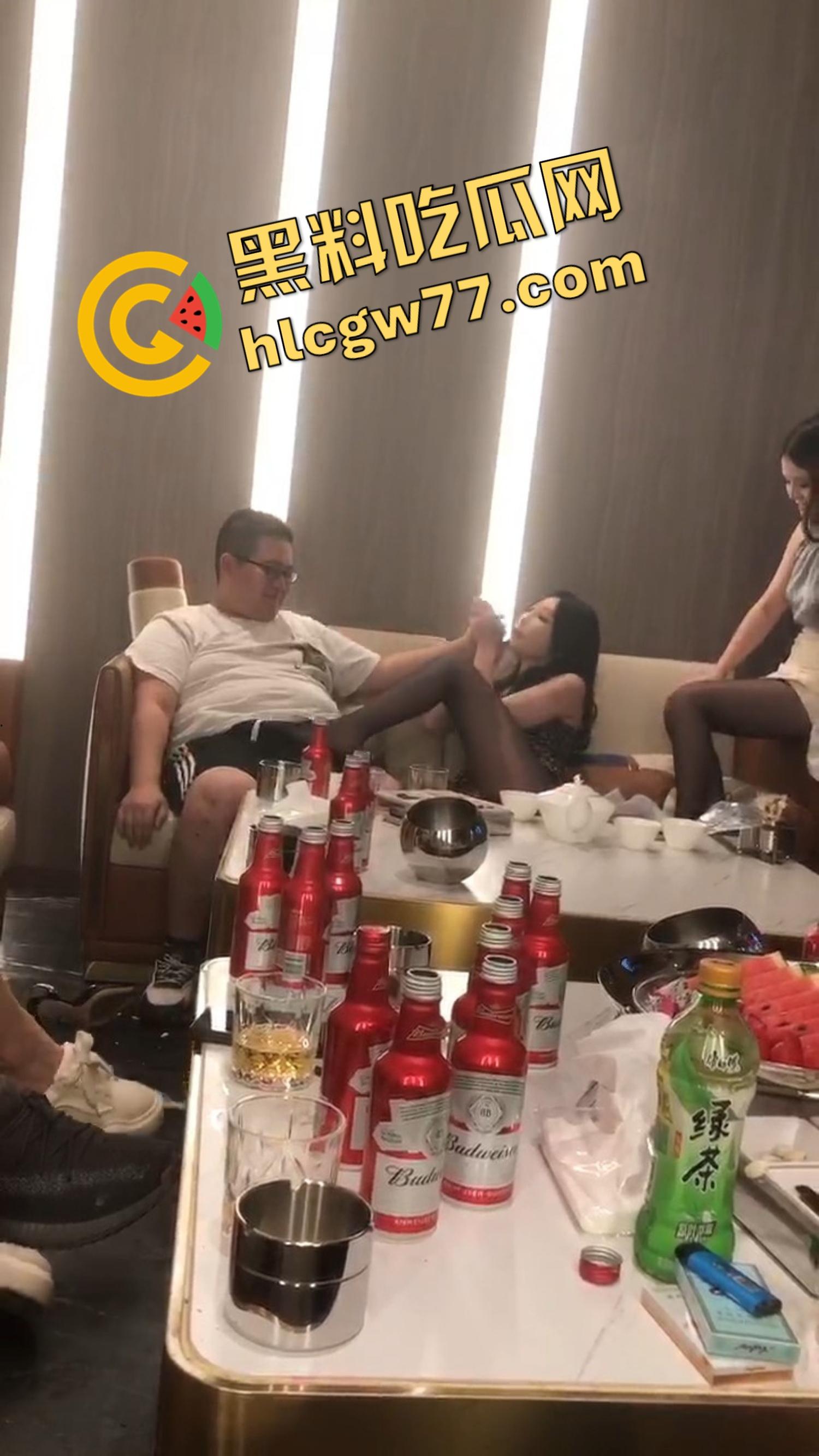 今夜无事勾栏听曲，结果真看见窝瓜骚鸡撕丝袜撕到癫，百威一口干今日不操鸡，枉为聚会人！-3