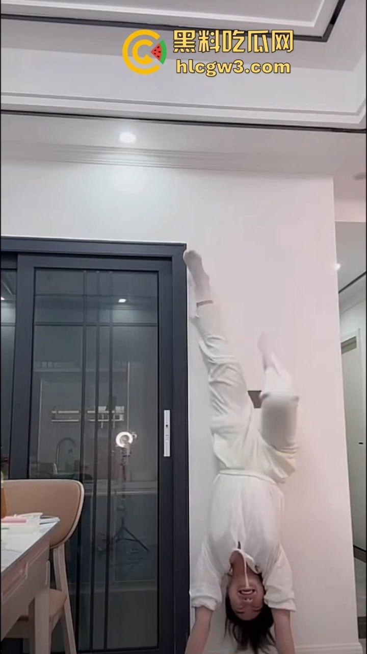 抖音美女主播露点合集 摘下项链让观众看美胸 直播间瞬间爆火-2