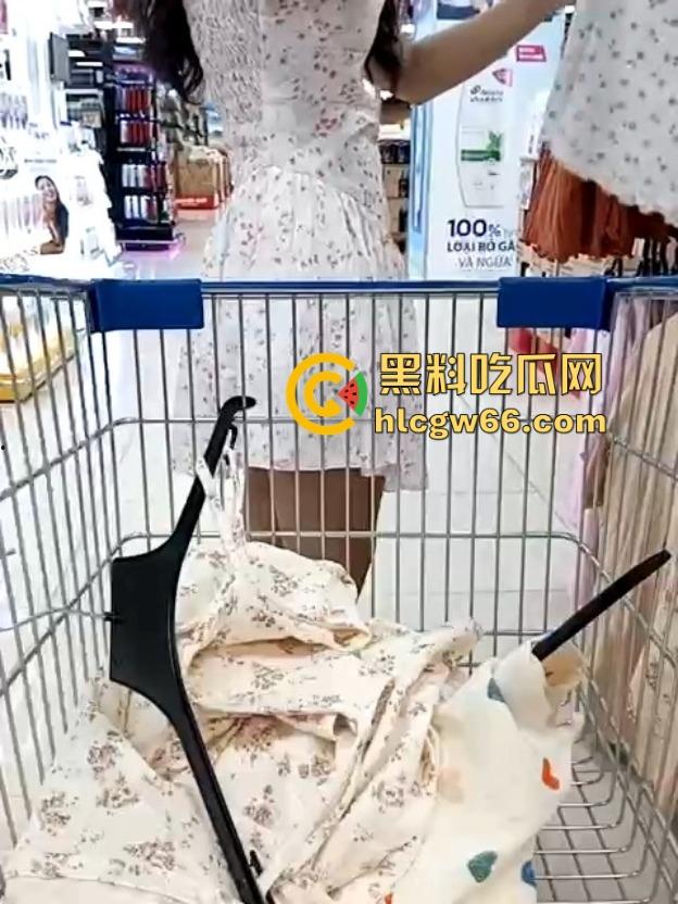 俩女同骚母狗塞跳蛋逛街，超市玩露出一路颤着浪叫进了更衣室，玩逼玩到高潮尿都流一地！-6