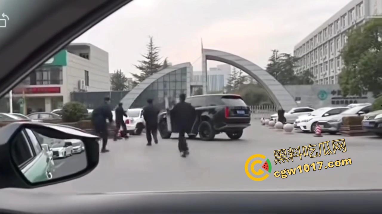 大型纪录片【路虎宣传片】持续为你播出，路虎大哥见义勇为撞翻持刀男子，后退瞄准机会就撞上去，难怪你能开路虎！-7