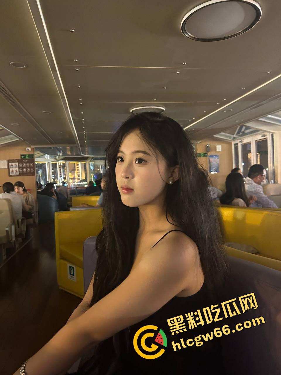 女友闺蜜【赵汝】开档丝袜被中出，御姐脸傻白甜性格，深情舔屌主动骑坐，小穴松垮得像被操穿！-6