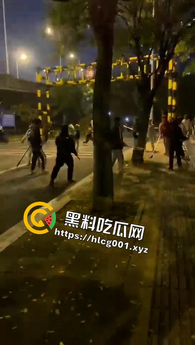 重庆精神小伙群殴现场堪比电影 刀枪棍棒样样精通 下手没一点轻重 头都打爆了-4