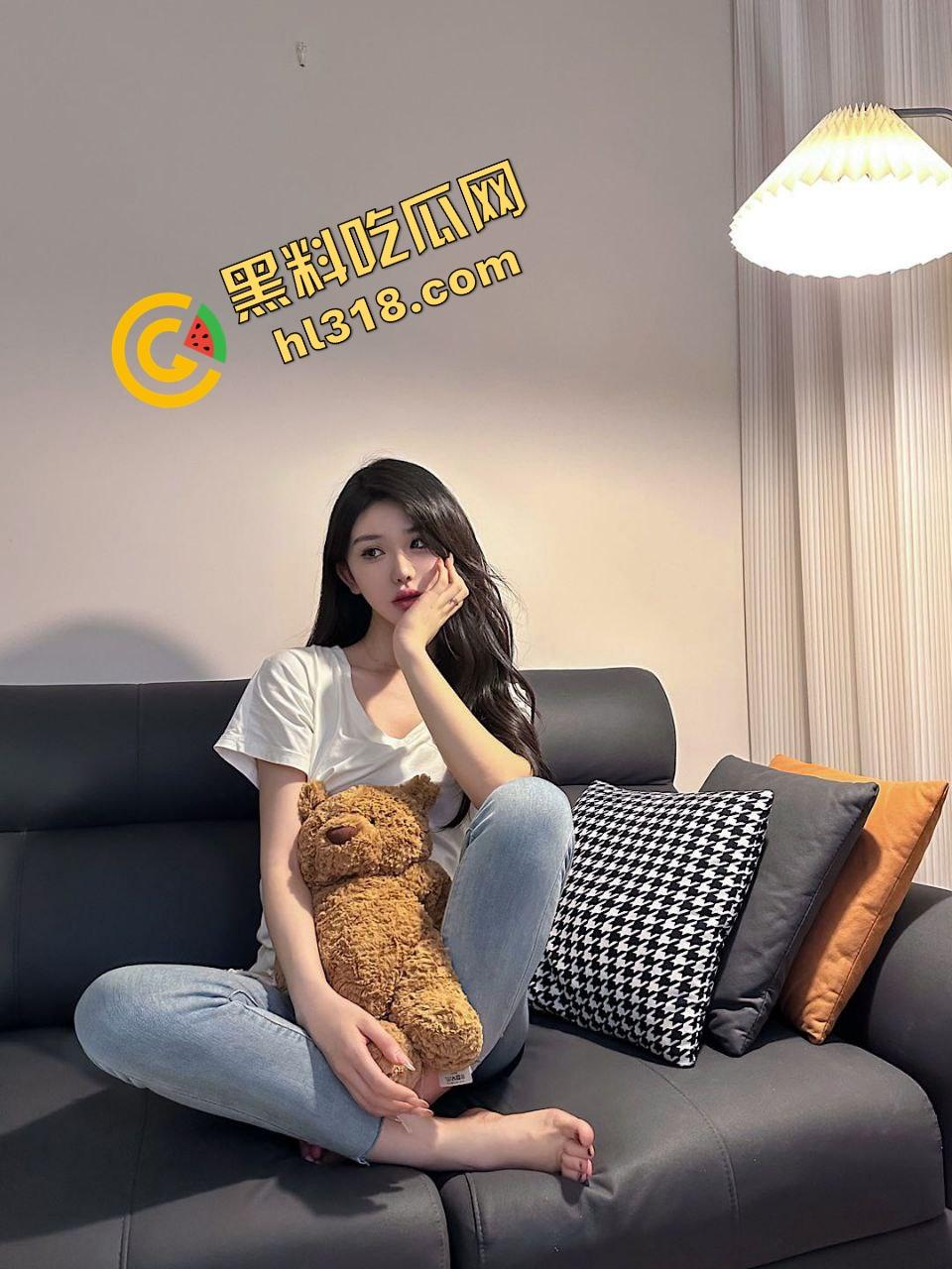 女狗完成主人的街头羞辱任务，薄纱透视装真空出街公园游街，711买零食收银小哥都看懵逼了！-3