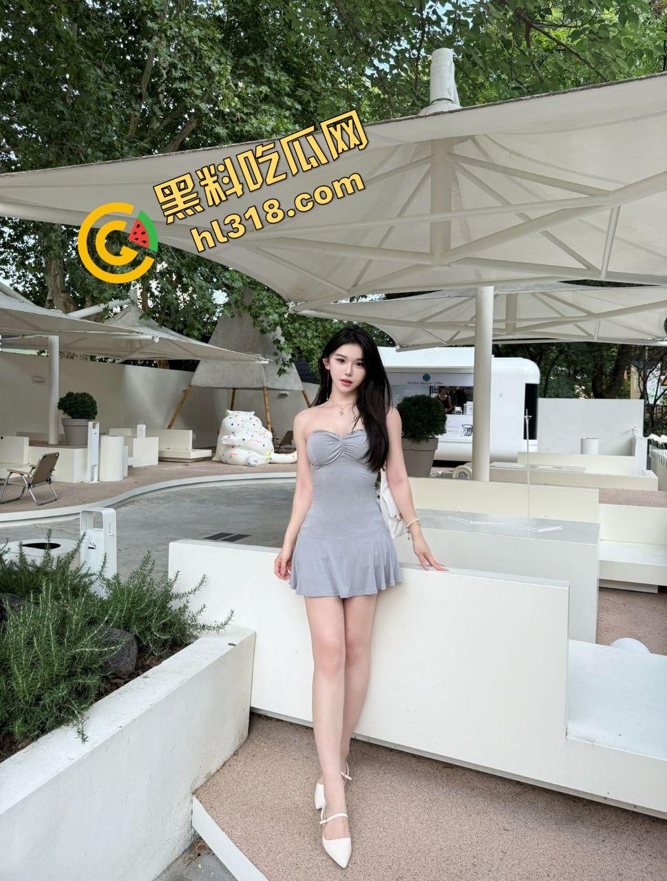 女狗完成主人的街头羞辱任务，薄纱透视装真空出街公园游街，711买零食收银小哥都看懵逼了！-7