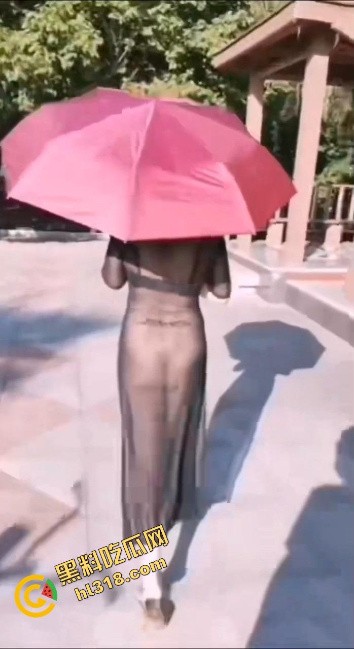 女狗完成主人的街头羞辱任务，薄纱透视装真空出街公园游街，711买零食收银小哥都看懵逼了！-18