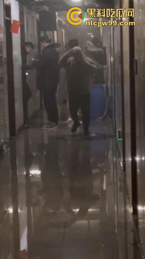 合肥工业大学研究生宿舍翻车，玩充气娃娃被舍友撞见，慌乱中烧毁证据，结果把整间宿舍点着了！-5