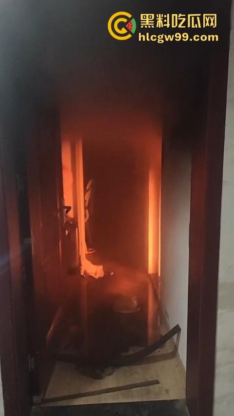 合肥工业大学研究生宿舍翻车，玩充气娃娃被舍友撞见，慌乱中烧毁证据，结果把整间宿舍点着了！-6