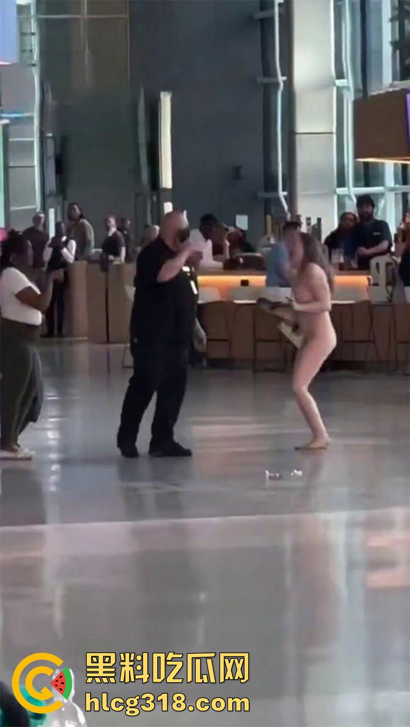 美国大奶美女自称维也纳女神，在德克萨塞州机场，当众全裸狂奔，保安拼命也拦不住，好像去拦一下啊！-1