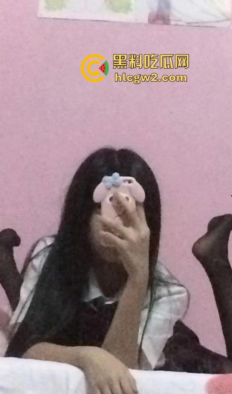 极品露脸嫩妹学生反差婊【蓝心然】生活照外流！云盘意外泄露，私藏逼照和裸照一览无遗，反差骚货实锤！-1