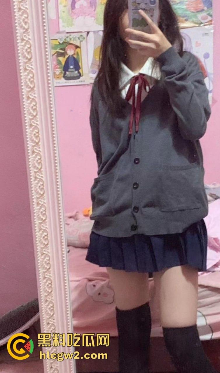 极品露脸嫩妹学生反差婊【蓝心然】生活照外流！云盘意外泄露，私藏逼照和裸照一览无遗，反差骚货实锤！-11