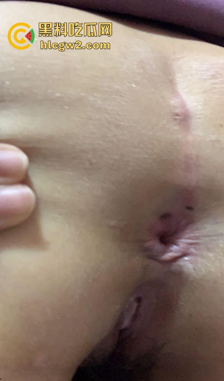 极品露脸嫩妹学生反差婊【蓝心然】生活照外流！云盘意外泄露，私藏逼照和裸照一览无遗，反差骚货实锤！-14