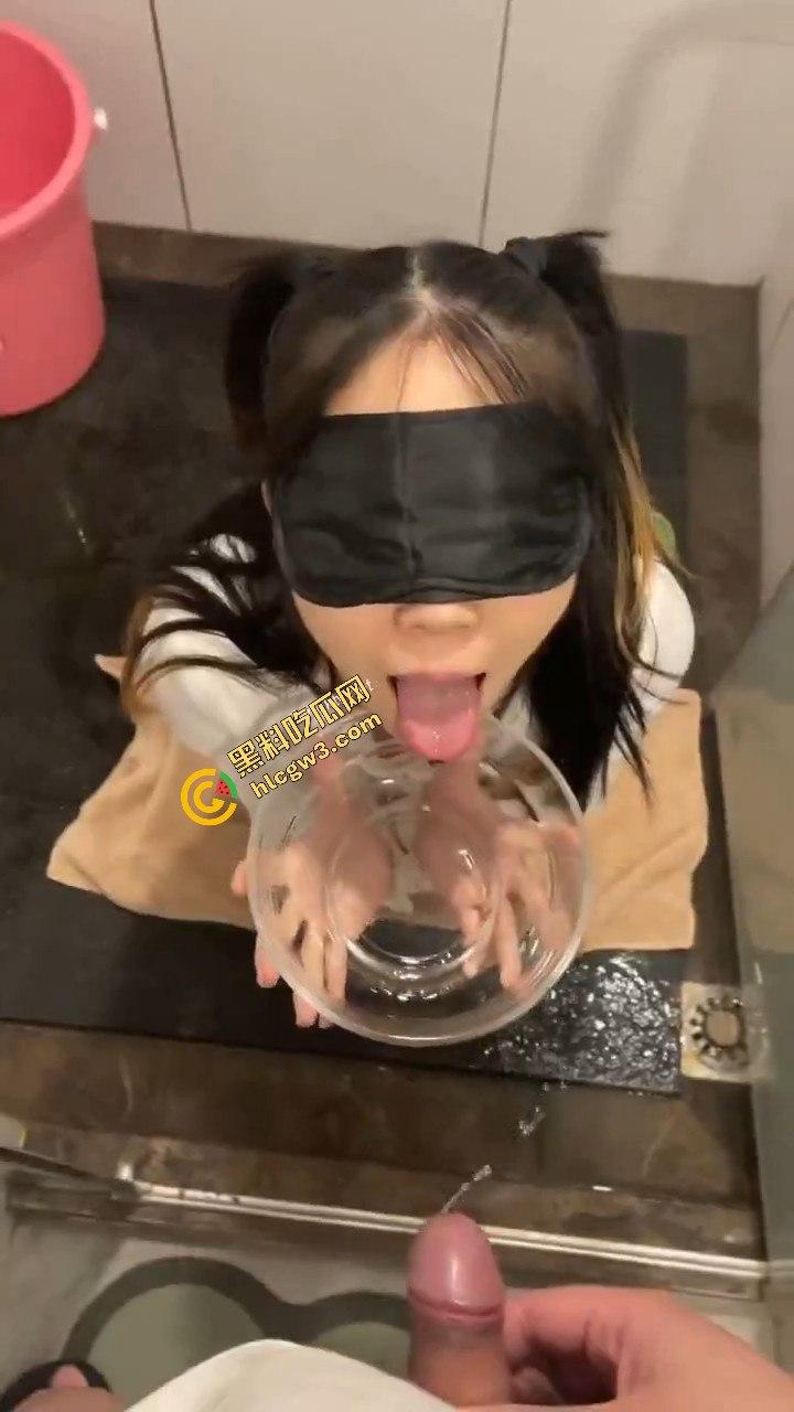 重口味大神调教反差小骚比，00后被绑凳子戴眼罩玩SM，高潮喝尿场面失控！-1