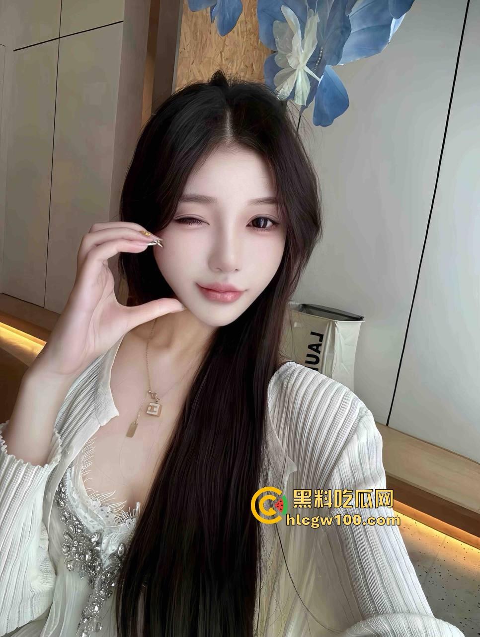 北京大哥路边发情当街怼，强按小姐姐头直接开搞，深喉怼到干呕，小姐姐手不知道该放哪，围观路人直看懵逼！-5