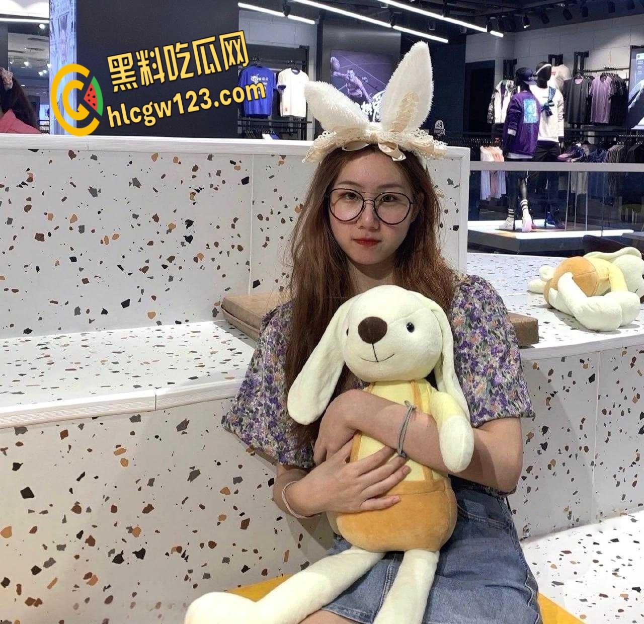 清纯学生妹用身体帮炮友过生日,唱完生日快乐歌就直接开始,真是个懂事的小母狗!-1