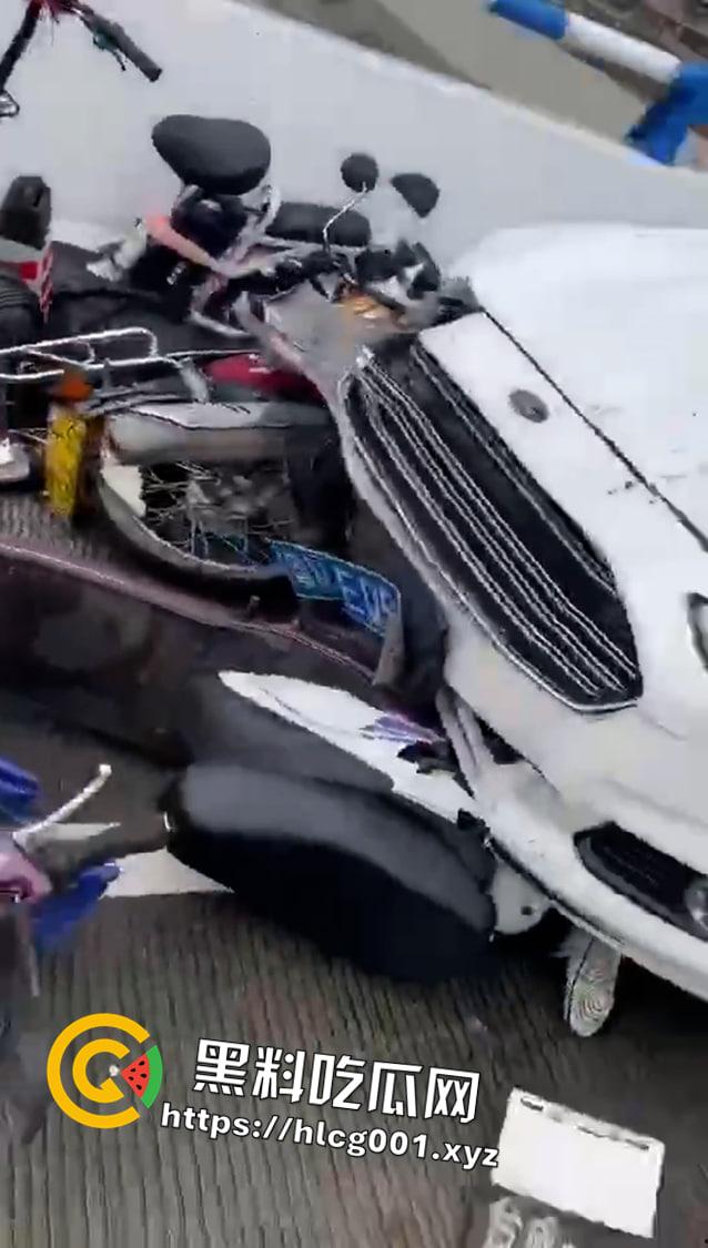 突发！广东肇庆 一人捅死人后抢车逃离贺江一桥附近又连撞数辆摩托车 现场伤亡惨重-4