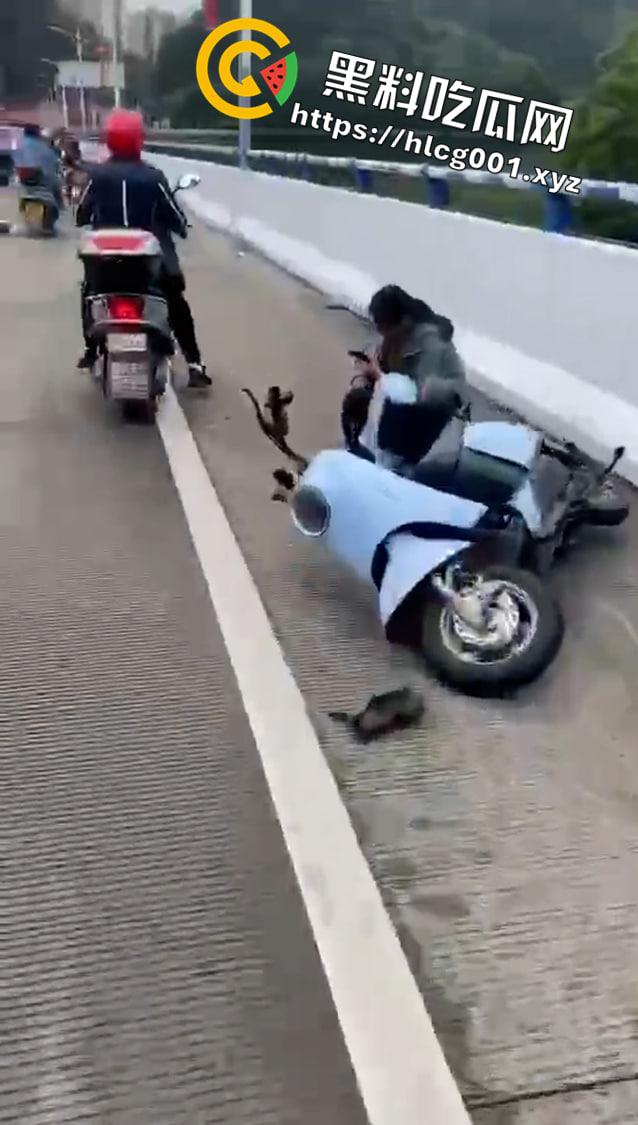 突发！广东肇庆 一人捅死人后抢车逃离贺江一桥附近又连撞数辆摩托车 现场伤亡惨重-7