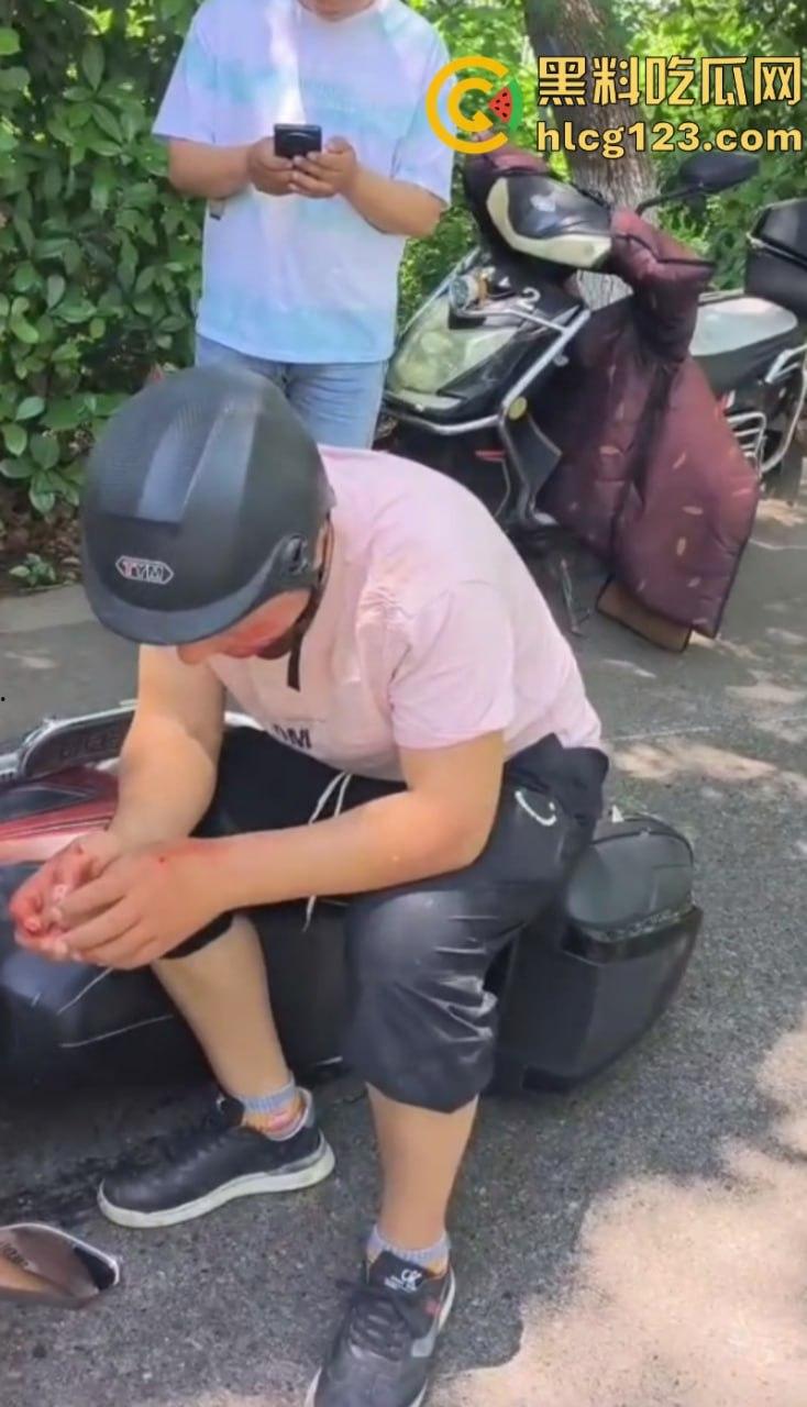 外卖小哥骑车看手机 不慎与小孩男相撞 把孩子吓得下跪道歉-4