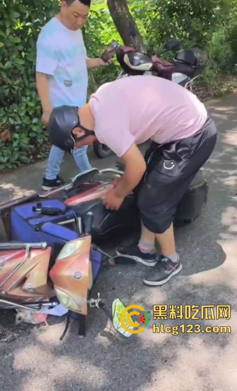 外卖小哥骑车看手机 不慎与小孩男相撞 把孩子吓得下跪道歉-6