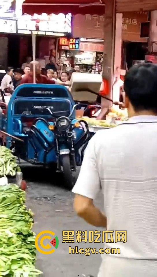 广东菜市场两个加起来100岁的大爷大妈打得不亦乐乎！年纪不小了火气还挺大！-2