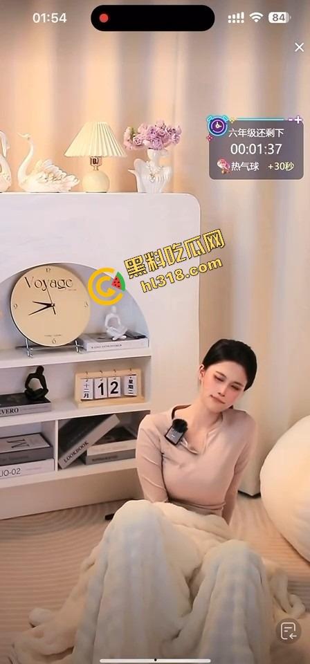 抖音女主播跳蛋十分钟大挑战，毛毯底下裙子塞着疯狂颤抖，直播忍到高潮爽到直喊老公！-11