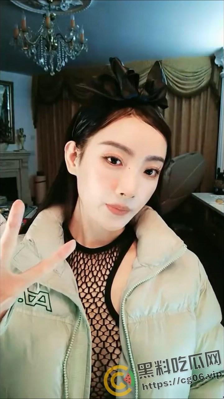 央视主持人【马卉】抖音再次整大活 疯狂擦边 直播的时候给粉丝看奶子照片 难不成想下海？-1