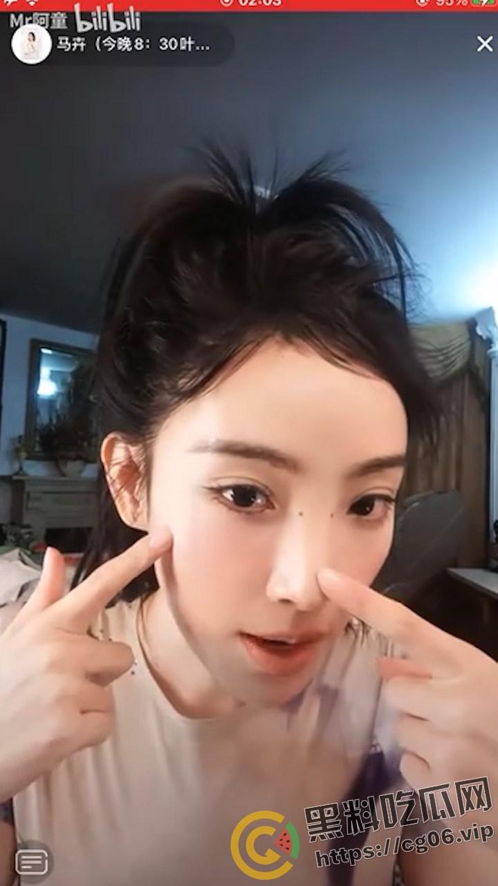 央视主持人【马卉】抖音再次整大活 疯狂擦边 直播的时候给粉丝看奶子照片 难不成想下海？-2