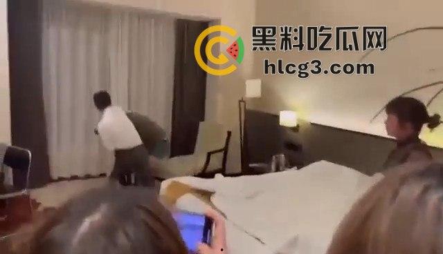 酒店门口堵门抓奸！气愤难忍，还带摄像团队拍下这对狗男女，记录‘被绿’的全程！-2