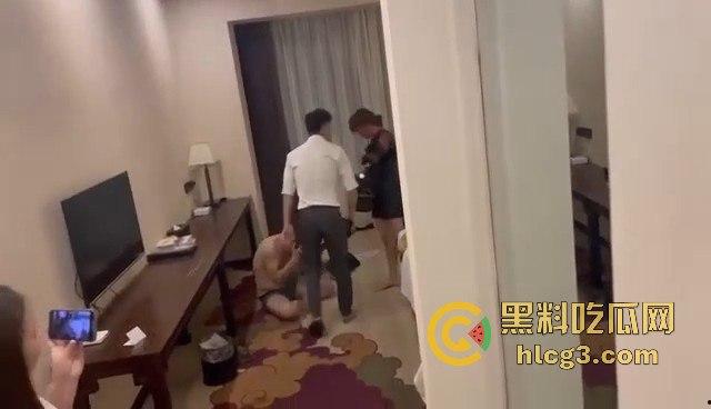 酒店门口堵门抓奸！气愤难忍，还带摄像团队拍下这对狗男女，记录‘被绿’的全程！-5