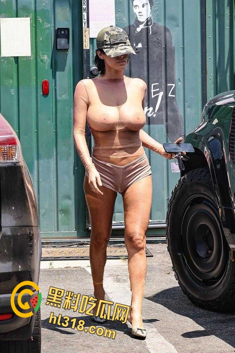 侃爷洛杉矶带老婆比安卡Bianca Censori逛街，透视装露极品豪乳，曼妙身姿白嫩巨乳清晰可见！！-2