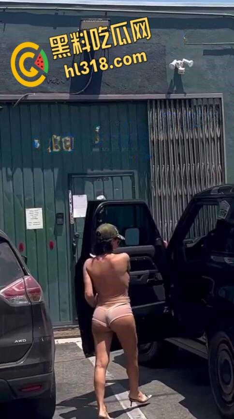 侃爷洛杉矶带老婆比安卡Bianca Censori逛街，透视装露极品豪乳，曼妙身姿白嫩巨乳清晰可见！！-7