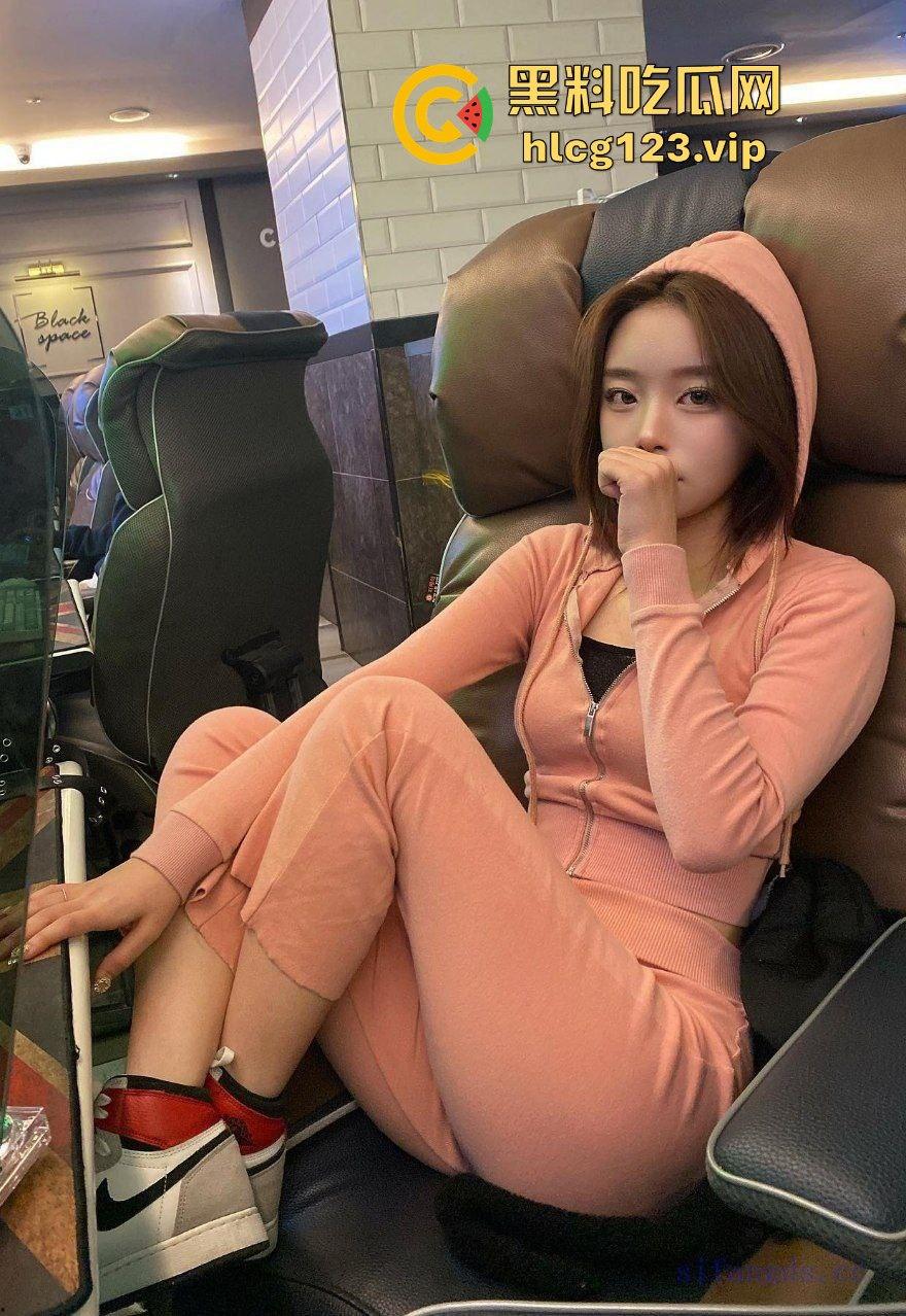 韩国极品热舞网红【曾伊mllnjx】自导自演，裸舞完直接拿棒子狂插自己！-12