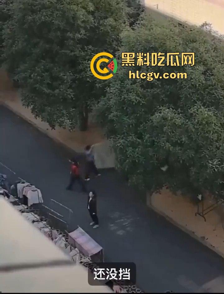 湖北商贸学院女学生校内猝死，学校未通知家属先运遗体！学生拉窗禁看，家属校内维权！-5