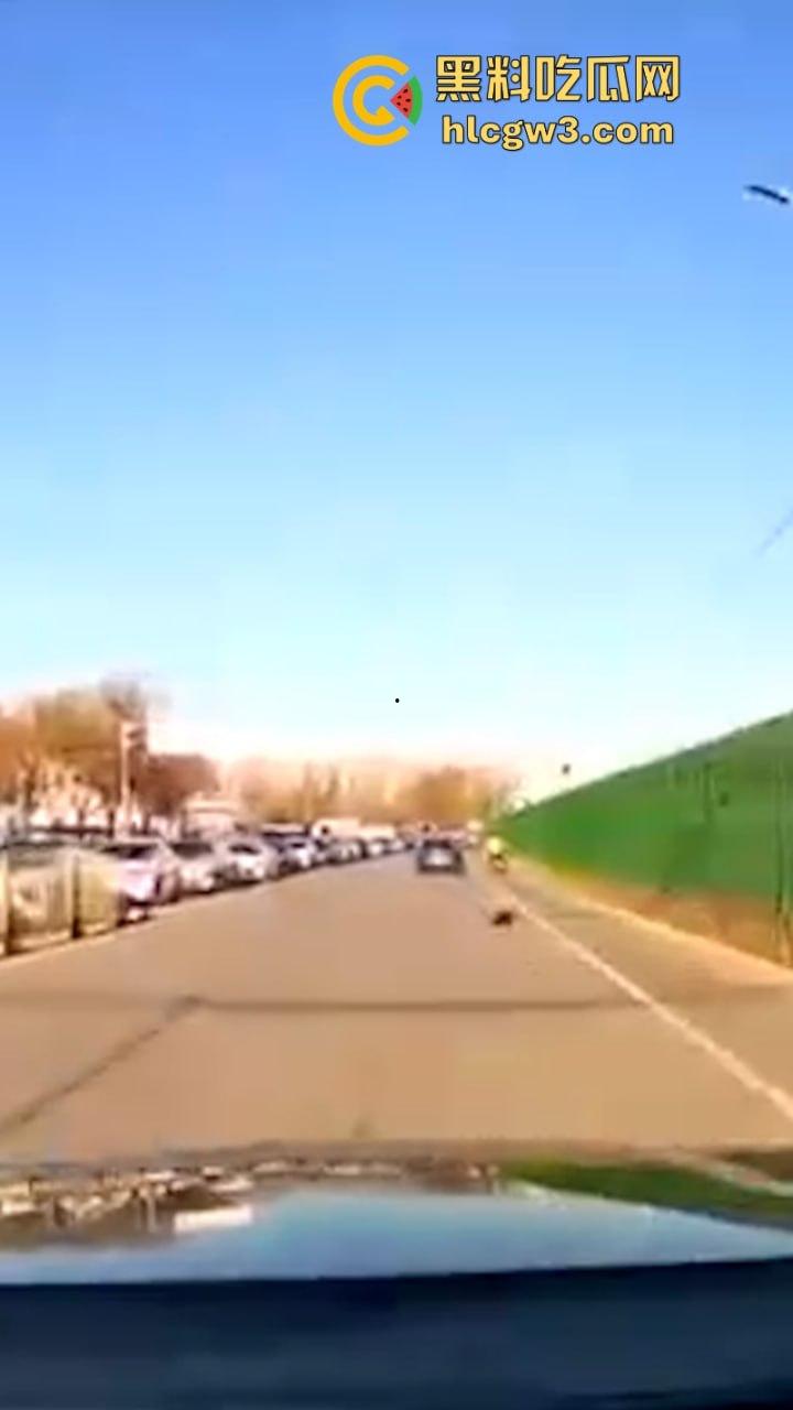 武汉一妹子骑车玩手机闯红灯惨遭大车碾压 直接腿被撞没上演“下半身失踪”  现已确认死亡！-10