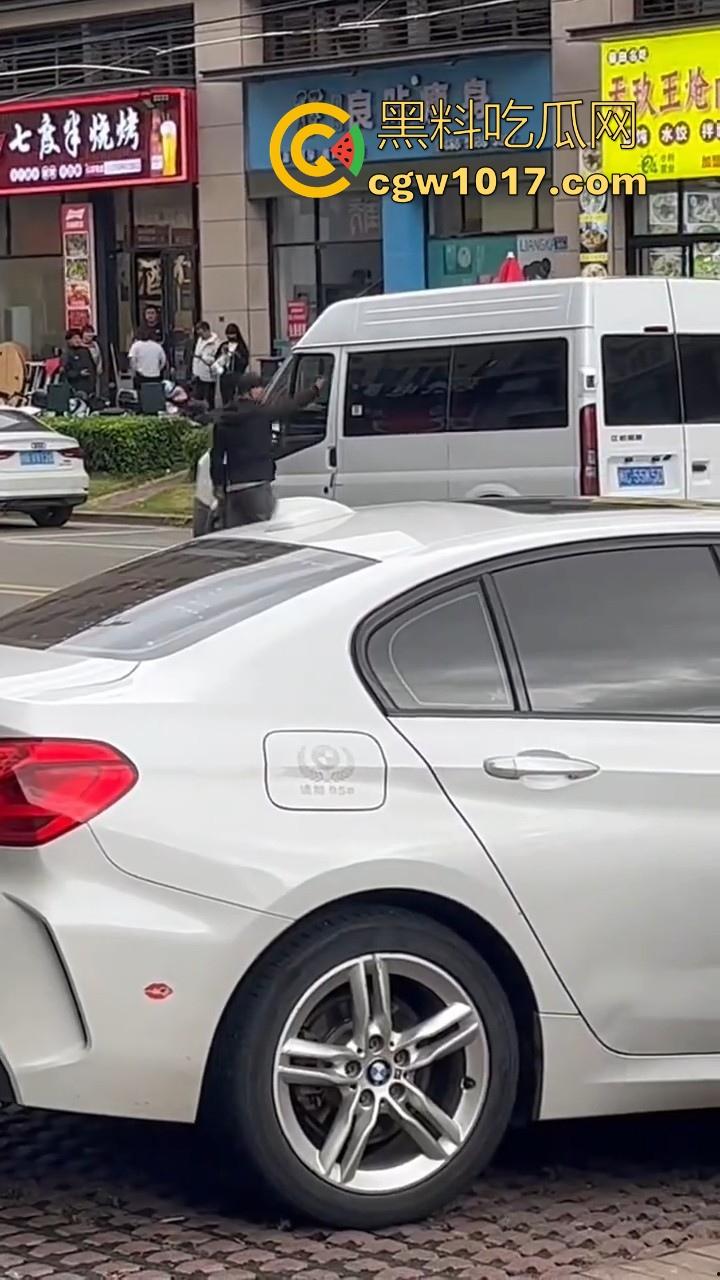 惠安男子拿把玩具枪当路霸,马路中央举起AK对过往车辆拦停,嘴里喊着执行公务,手中的枪发出音响笑死!-8