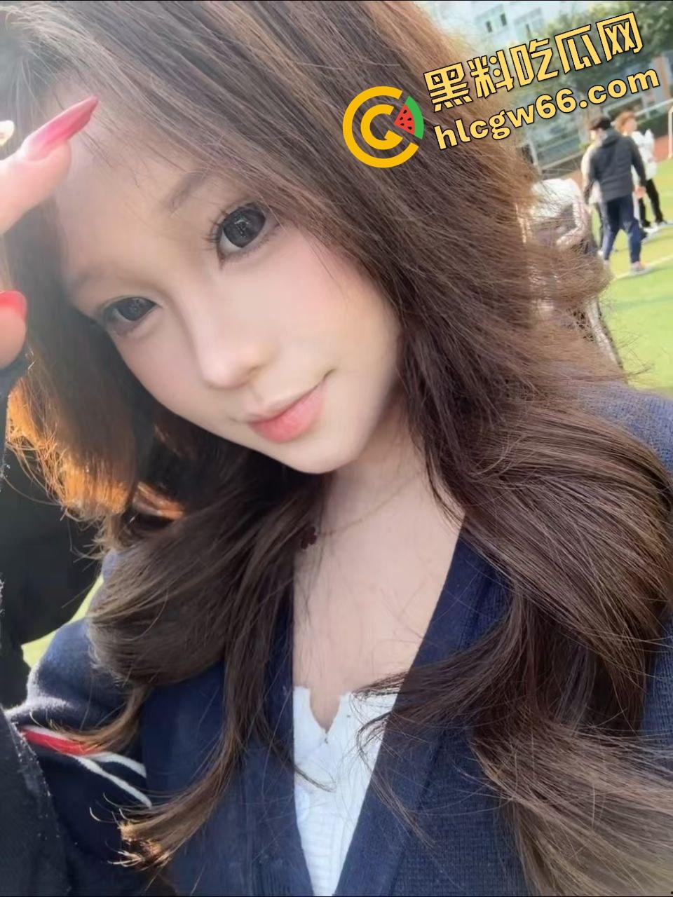 青岛高冷舞蹈老师『刘倪』酒后车震不过瘾,自己撕开黑丝小穴坐上来骑,操完还嘴巴张着要你射脸上!-1