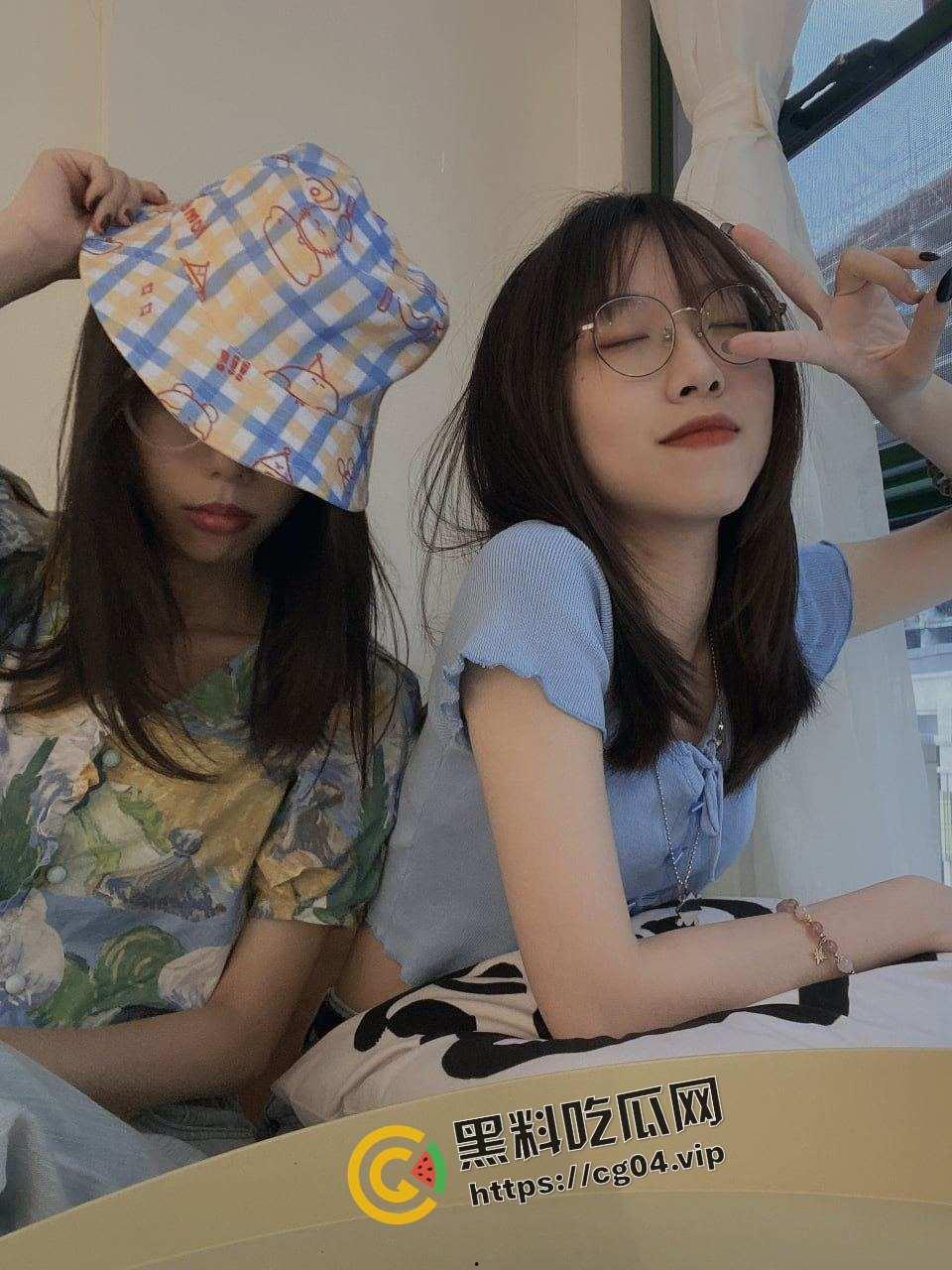 成都大学生【谢询】 喜欢肛交群p 背着男友一女站四男 三洞全开 小小的身体 大大的能量-1