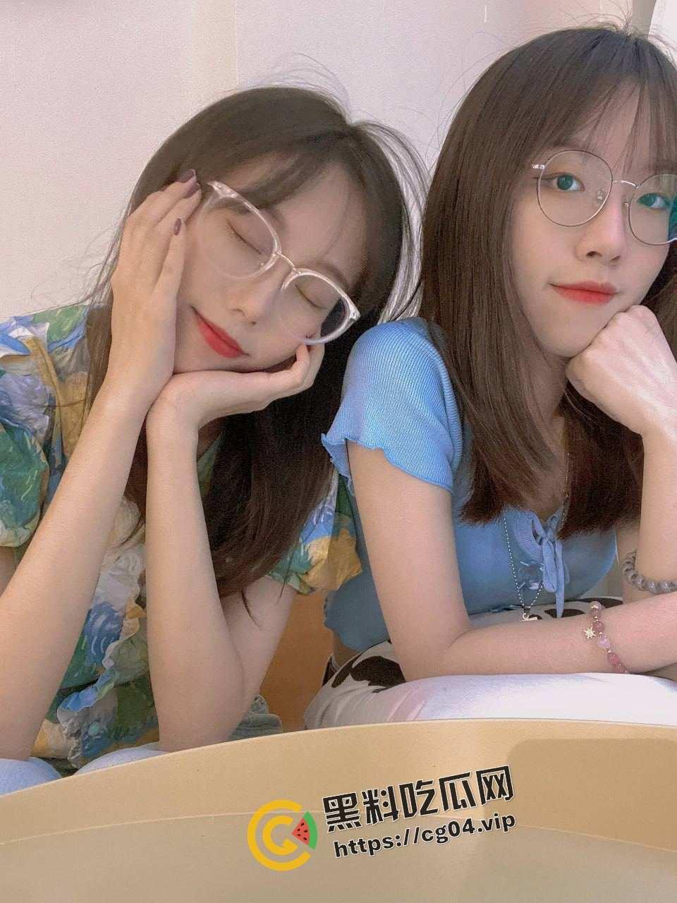 成都大学生【谢询】 喜欢肛交群p 背着男友一女站四男 三洞全开 小小的身体 大大的能量-4