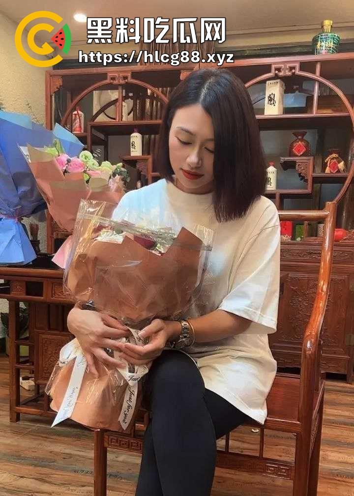 罗森休息区惊现饥渴少妇 公共场合竟然直接发骚自慰 不顾旁人忘我呻吟 这是有多快乐啊!-3