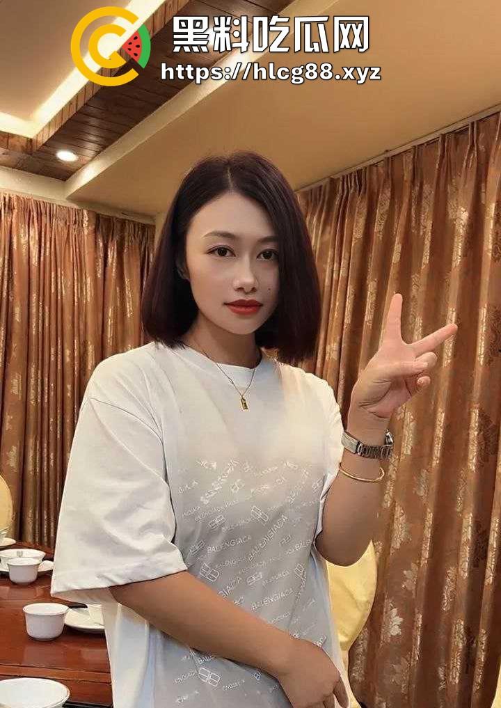 罗森休息区惊现饥渴少妇 公共场合竟然直接发骚自慰 不顾旁人忘我呻吟 这是有多快乐啊!-4