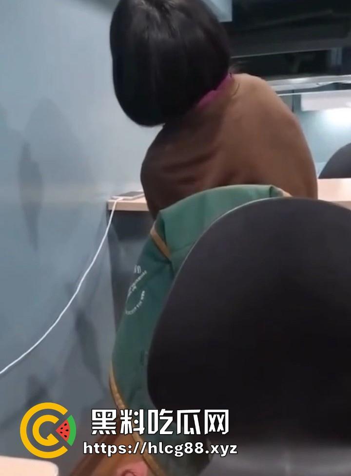 罗森休息区惊现饥渴少妇 公共场合竟然直接发骚自慰 不顾旁人忘我呻吟 这是有多快乐啊!-6