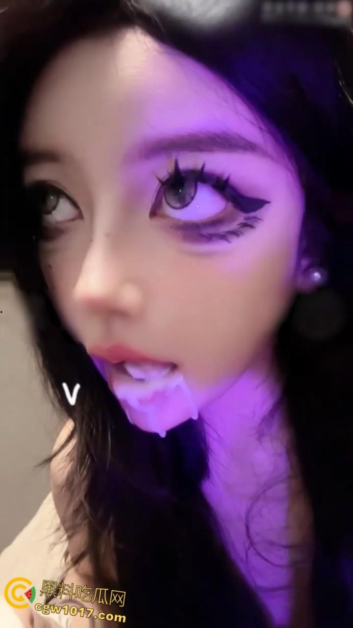 抖音高颜值网红【喵酱】,各种情趣制服狗链缠脖,口交假屌喝奶溢出白浊,淫荡阿黑颜诱惑十足!-6