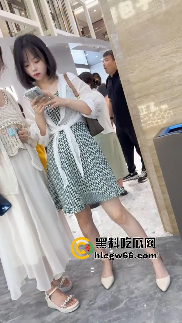 KFC抄底王炸 酷似王菲的学生妹角落激情舌吻 短裙扭得骚气 偷拍大神狂拍底裤逼毛都快溢出来了!-1