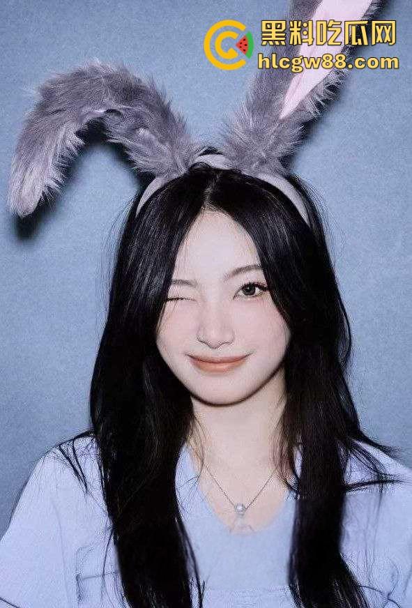 陕西小清新【孙怡】绿茶本性暴露,异地恋男友奋笔疾书,她却在炮友胯下爽到失神,球衣被撩起后入猛干!-2