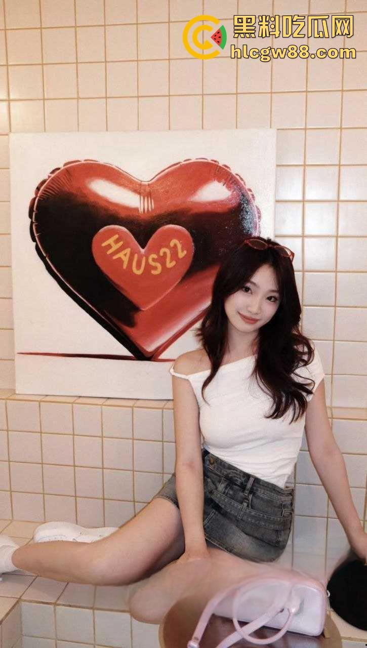 陕西小清新【孙怡】绿茶本性暴露,异地恋男友奋笔疾书,她却在炮友胯下爽到失神,球衣被撩起后入猛干!-3